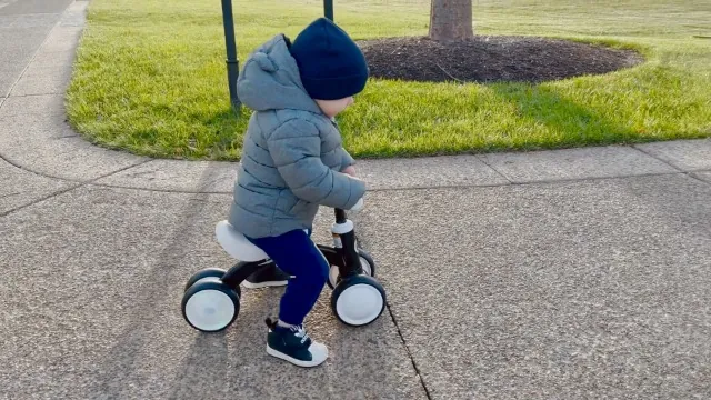 Gamfeiny Baby Balance Bike Review: Toddler Ride-On image 7